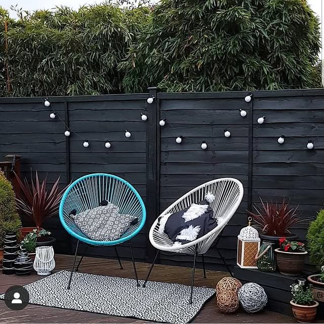 Paint it Black: 20 Garden Fence Ideas That Prove Dark is the New Trend